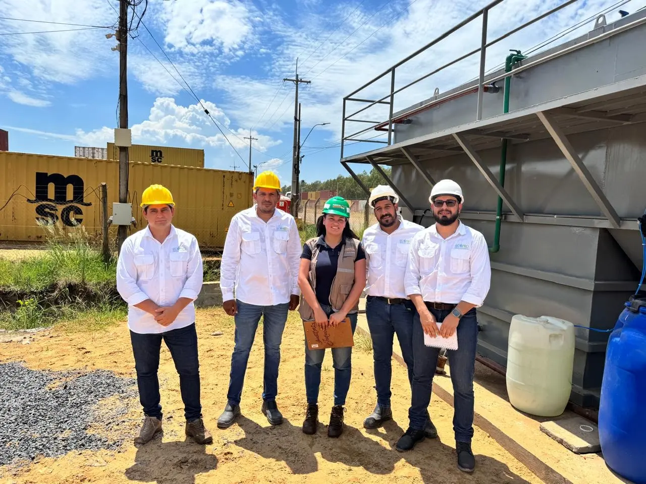 Equipo técnico de EcoPro Ingeniería en una planta de tratamiento